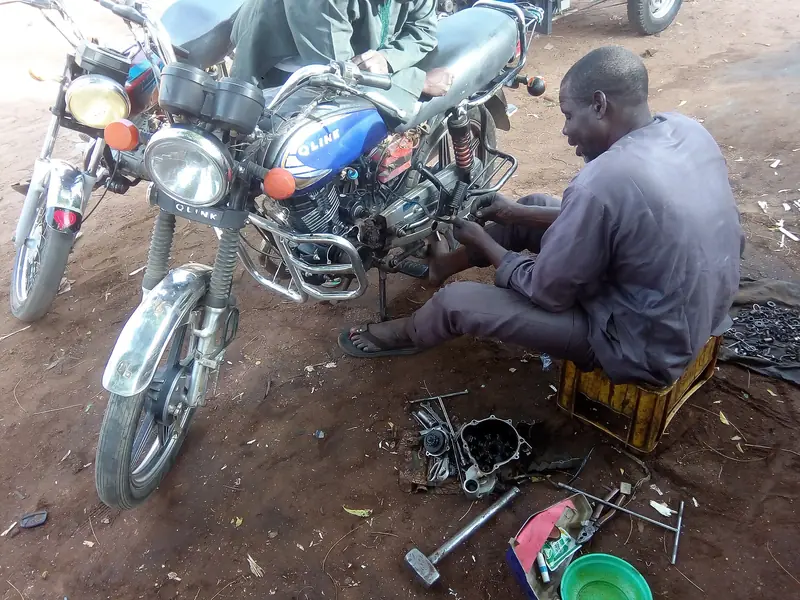Mekanik duduk memperbaiki motor